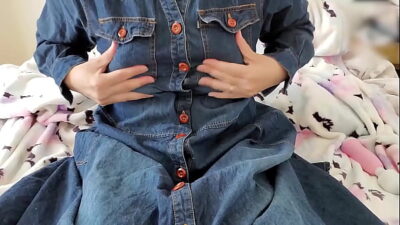 足を開いてイヤらしくオナニーする人妻