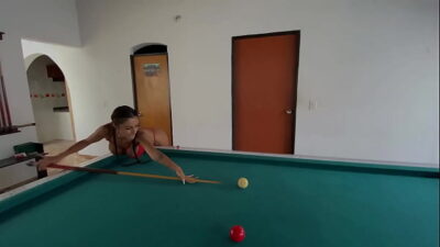 ENSEÑANDO A MI AMIGA LATINA A JUGAR AL BILLAR – Kristal Bridge/ Dani Clark