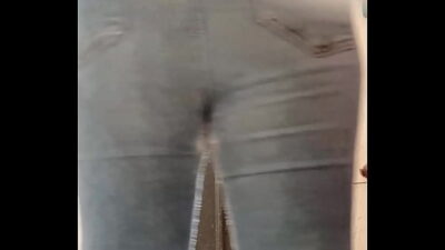 HEMBRA latina es grabada de nalgas abiertas mientras va a orinar al WC, que rico es grabar a la cuñada sin que nadie de la casa se dé cuenta