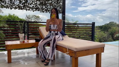 Hermosa MILF Latina culona cabalga una gran polla aceitada! Masaje termina en estrecho coño húmedo